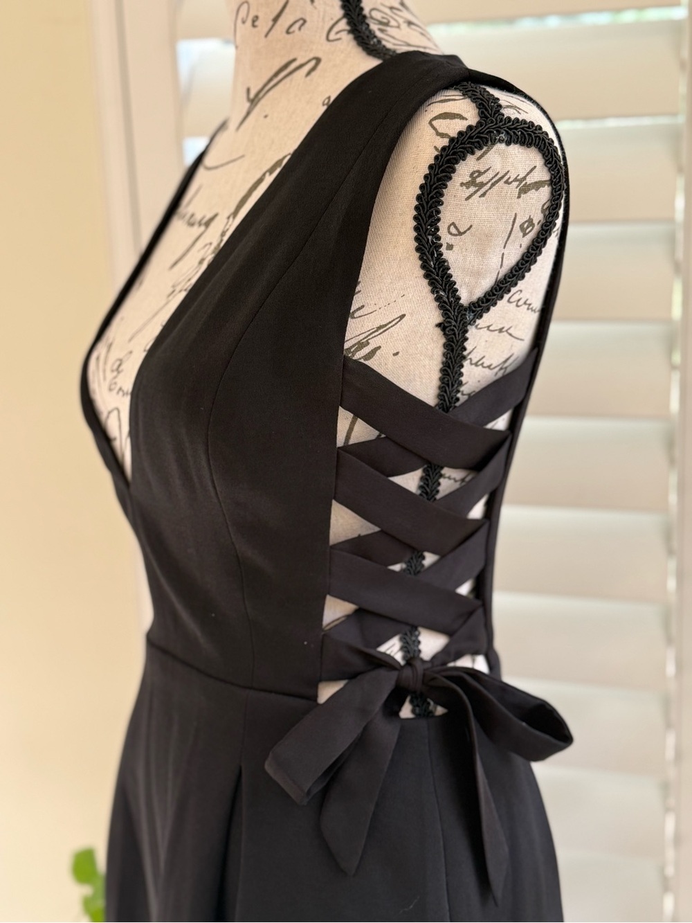 BCBGMAXAZRIA Black Lattice Side Tie Mini Dress Size 0/2 EUC